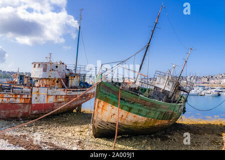 Camaret-sur-Mer en Bretagne, le port, et le cimetière de bateaux en arrière-plan Banque D'Images