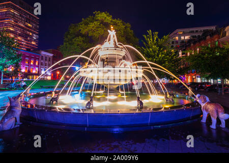 Toronto's Parc Berczy fontaine chien nuit longue exposition. Fontaine à deux niveaux avec la fonte des statues de 27 chiens et un chat. Banque D'Images