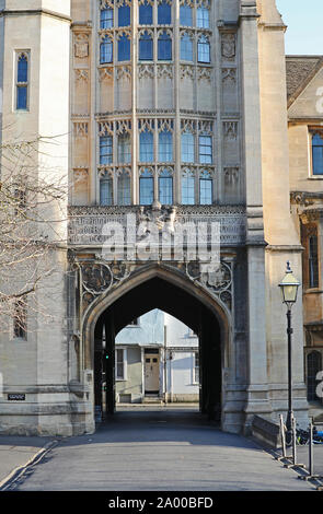 Détail sur l'arrière porte d'entrée à New College d'Oxford sur l'Robinson tower construite en 1896 a l'ordre l'écusson et le mène à la rue Holywell Banque D'Images