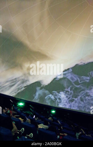 Shanghai, Shanghai, Chine. 19 Sep, 2019. Shanghai, Chine-mystère du soleil, le premier ultra-haute définition écran boule numérique, film réalisé par Shanghai science and technology museum, attire des spectateurs sur son espace cinéma à Shanghai, le 17 septembre 2019.Le film combine CG avec de l'action réelle de raconter une histoire à propos de l'évolution des étoiles.Les téléspectateurs pourront suivre l'appareil photo à la naissance du soleil plus qu'il y a 4,5 milliards d'années, en redécouvrant les planètes du système solaire et la terre et la civilisation humaine ils ont donné naissance à d'.Pendant le tournage, le musée des sciences et de la technologie de Shanghai Banque D'Images