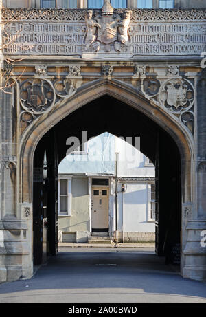 Détail sur l'arrière porte d'entrée à New College d'Oxford sur l'Robinson tower construite en 1896 a l'ordre l'écusson et le mène à la rue Holywell Banque D'Images