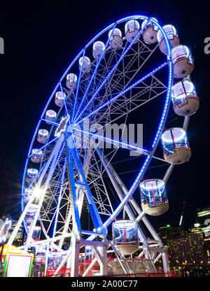 Parc d'attractions. La grande roue de nuit Banque D'Images