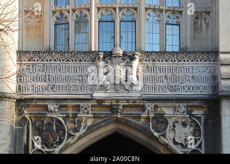 Détail sur l'arrière porte d'entrée à New College d'Oxford sur l'Robinson tower construite en 1896 a l'ordre l'écusson et le mène à la rue Holywell Banque D'Images