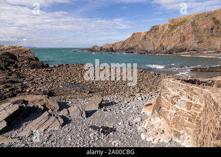 Falaises, rochers et mer à Hartland Quay, Devon, Angleterre Banque D'Images