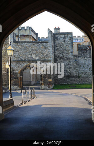 Dans le Tour d'archway Robinson et retour porte d'entrée à New College d'Oxford montrant une partie des anciens murs de la ville dans l'enceinte du collège Banque D'Images