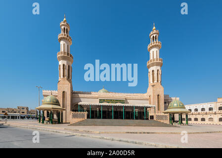 Salalah, Oman - 12 novembre 2017 : la mosquée Masjid Al Shanfari domine le centre-ville de Salalah à Oman. Banque D'Images