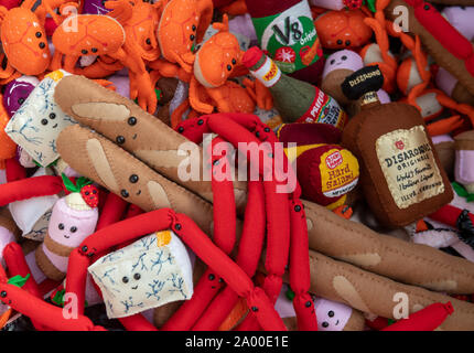 L'impression d'art par l'artiste britannique contemporain Lucy Sparrow, à son atelier de Suffolk, avant qu'elle à l'Amérique pour ouvrir l 'Lucy Sparrow's Delicatessen sur 6th' art installation au Rockefeller Center de New York le mois prochain. Banque D'Images