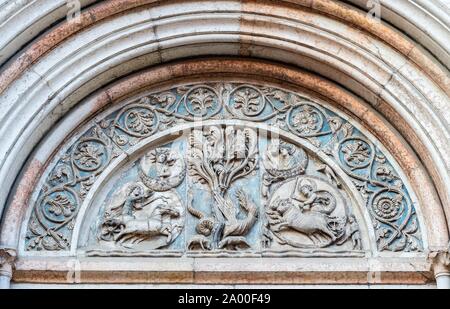 Pierre roman relief sur portail, lunette avec la légende de Barlaam et Josaphat, baptistère, Parme, Emilie-Romagne, Italie Banque D'Images