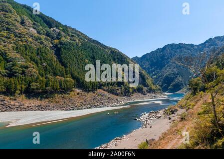 Kumano rivière coule à travers la vallée de l'échelle, Wakayama, Japon Banque D'Images