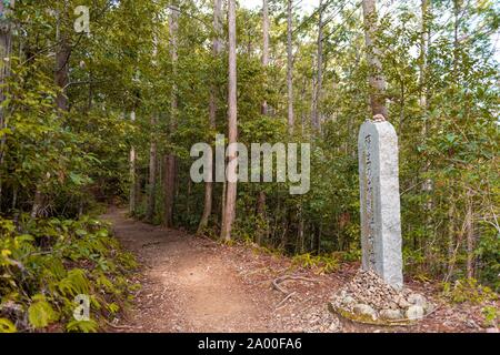 Panneau du pèlerinage de Kumano Kodo, à travers la forêt de feuillus, Wakayama, Japon Banque D'Images