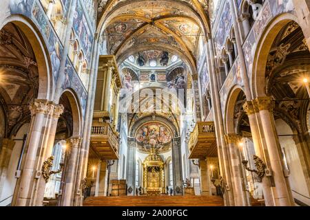 Maison longue, croisement et chœur, Cathédrale Santa Maria Assunta, Parme, Emilie-Romagne, Italie Banque D'Images