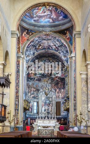 Choeur et l'abside avec fresque, Jugement dernier par Camillo Procaccini, Renaissance, la Basilique San Prospero, Reggio Emilia, Emilia-Romagna, Italie Banque D'Images