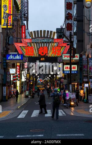 Dotonbori, Dontonbori signe avec la rue Dotonbori, publicité lumineuse, Osaka, Japon Banque D'Images