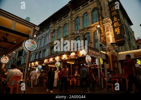 Coin de rue dans le quartier chinois de Singapour au crépuscule. Banque D'Images