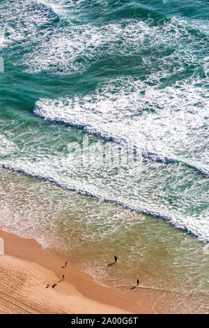 Vue aérienne de au-dessus de l'océan, sur la mer et les vagues de l'eau de plage avec des gens sur la rive de sable avec l'accent de l'échelle de l'homme et la nature. Surfers Paradise Banque D'Images