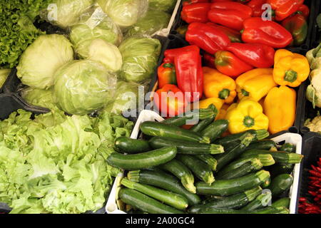 Une échoppe de marché avec différents légumes Banque D'Images