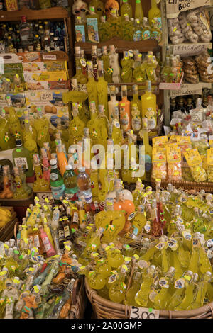 Bouteilles de Limoncello de Sorrento en Italie Banque D'Images