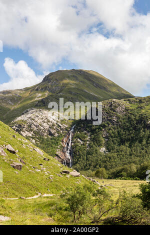 Steall Cascade, célèbre 120-m., 2e plus haute chute étagée en Ecosse, peut être vue à partir d'un chemin gorge Banque D'Images