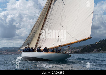 Imperia, Italie - 7 septembre 2019 : Le voilier Tuiga, vaisseau amiral du Yacht Club de Monaco, au cours de compétition au Golfe de La Spezia. Créé en 1986, le Banque D'Images