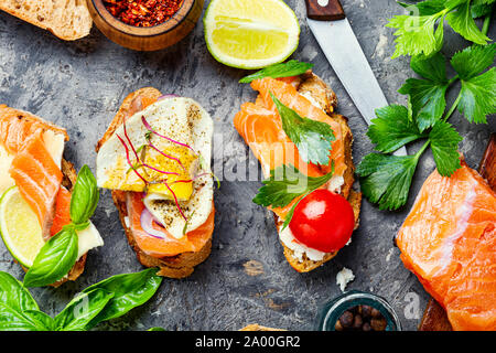 Sandwich ouvert avec le saumon et les légumes.Petits sandwiches.des toasts avec du saumon salé Banque D'Images