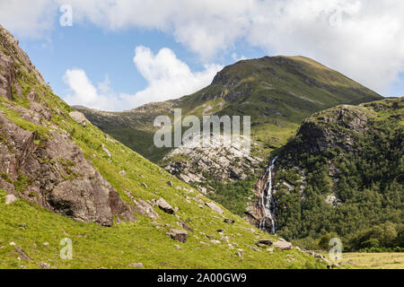 Steall Cascade, célèbre 120-m., 2e plus haute chute étagée en Ecosse, peut être vue à partir d'un chemin gorge Banque D'Images