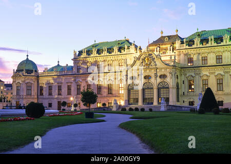Vienne, Autriche - 12 septembre 2019 : Palais du Belvédère à Vienne, au crépuscule, avec une belle lumière chaude sur la façade de l'immeuble. Banque D'Images