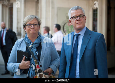 Joanna Cherry et Jolyon Maugham en dehors de la Cour suprême le deuxième jour d'audience du Tribunal Brexit Banque D'Images