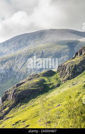 Steall Cascade, célèbre 120-m., 2e plus haute chute étagée en Ecosse, peut être vue à partir d'un chemin gorge Banque D'Images