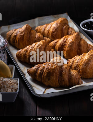 Le bac de golden brown croissant Banque D'Images