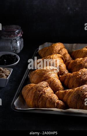 Le bac de golden brown croissant Banque D'Images