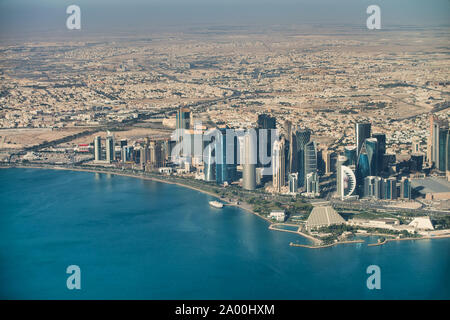 Doha, Qatar. Vue aérienne de la belle ville moderne d'un déménagement aricraft. Banque D'Images