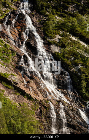 Steall Cascade, célèbre 120-m., 2e plus haute chute étagée en Ecosse, peut être vue à partir d'un chemin gorge Banque D'Images