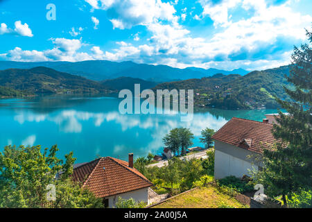 Vue panoramique du lac Jablanicko en Bosnie-Herzégovine. Banque D'Images