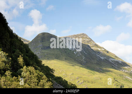 Steall Cascade, célèbre 120-m., 2e plus haute chute étagée en Ecosse, peut être vue à partir d'un chemin gorge Banque D'Images