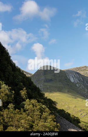 Steall Cascade, célèbre 120-m., 2e plus haute chute étagée en Ecosse, peut être vue à partir d'un chemin gorge Banque D'Images