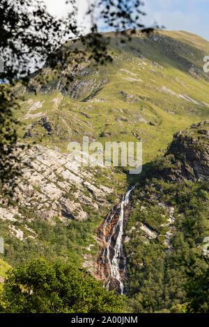 Steall Cascade, célèbre 120-m., 2e plus haute chute étagée en Ecosse, peut être vue à partir d'un chemin gorge Banque D'Images