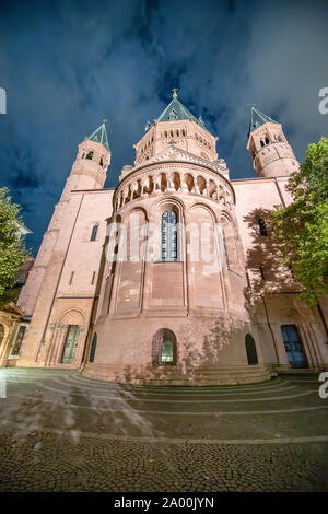 Mainzer Dom dans la nuit. La cathédrale de la ville Mayence vue avant. Banque D'Images