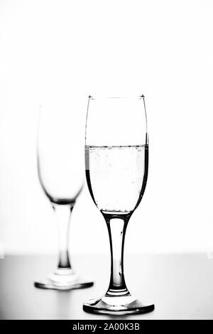 Photo monochrome de champagne sur la table blanche sur fond blanc isoler Banque D'Images