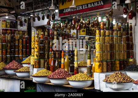 Olives et légumes marinés en vente dans les souks dans la médina de Marrakech, Maroc, Maghreb, Afrique du Nord, Afrique Banque D'Images