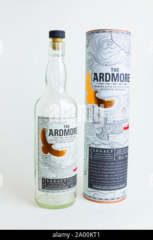 L'Ardmore 'vide' bouteille de whisky et de détail extérieur en carton contenant. Il y a une toute petite quantité de la lie du whisky au fond de la bouteille. Banque D'Images