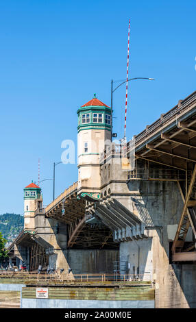 Vaste pont-levis sur la poutrelle Burnside Willamette River dans le centre-ville de Portland, Oregon avec tours sur supports en béton avec des mécanismes de levage Banque D'Images