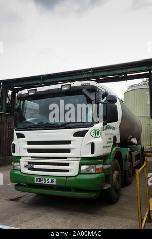 Scania P340 pétrolier basmilk prêts à quitter Wensleydale Creamery camion en Hawes, Yorkshire du Nord après avoir déchargé sa cargaison de lait pour la production du fromage. Banque D'Images