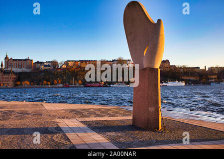 Le soleil voile sculpture sur la terrasse de l'Evert Taube au coucher du soleil avec en arrière-plan, Sodermalm Riddarholmen, Stockholm, Suède Banque D'Images