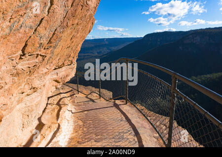 Plus de piste de montagne bord de la falaise. Wentworth Falls, National Pass Track, Blue Mountains National Park, New South Wales, Australie Banque D'Images