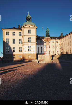 Palais Wrangel (Wrangelska Palatset) et statue de Birger Jarl au lever du soleil, Birger Jarls Torg, Riddarholmen, Stockholm, Suède Banque D'Images