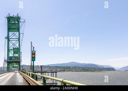 Long Green transport métalliques de connexion et les cyclistes pont-levis pont à péage traversant la rivière Columbia, dans le nord-ouest de vent Hood River Oregon avec le célèbre f Banque D'Images