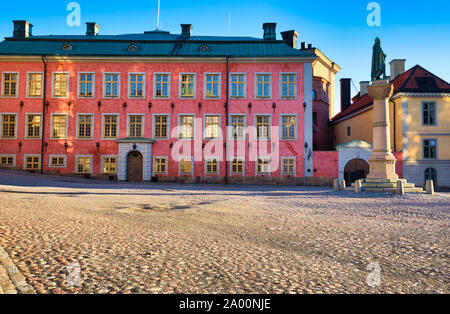 Façade colorée de Stenbock Palace au lever du soleil avec statue de Birger Jarl, Birger Jarls Torg, Riddarholmen, Stockholm, Suède Banque D'Images