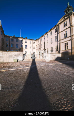 Palais Wrangel (Wrangelska Palatset) avec l'ombre de Birger Jarls statue colonne à sunrise, Riddarholmen, Stockholm, Suède Banque D'Images