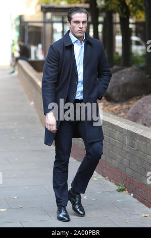 Star TOWIE Bloor Lewis arrive à Southwark, Londres, d'où il est accusé, ainsi que six autres, de complot pour frustrer, impliquant la commercialisation et la vente de diamants de couleur entre mai 2013 et juin 2014 à des fins d'investissement, la connaissance des pierres précieuses pour être sans valeur. Banque D'Images