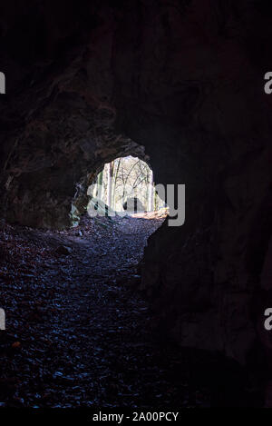 Vue du petit Pruchodnice grotte près de ville Konice en République tchèque avec de la pierre et de la forêt Banque D'Images